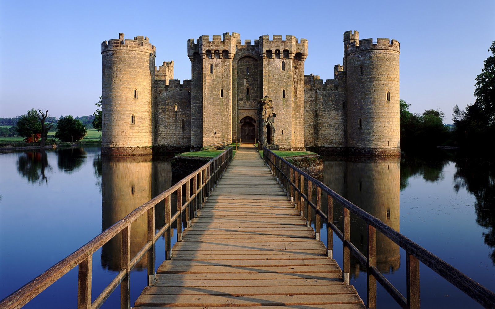 Foto van een prachtig symmetrisch kasteel en loopbrug