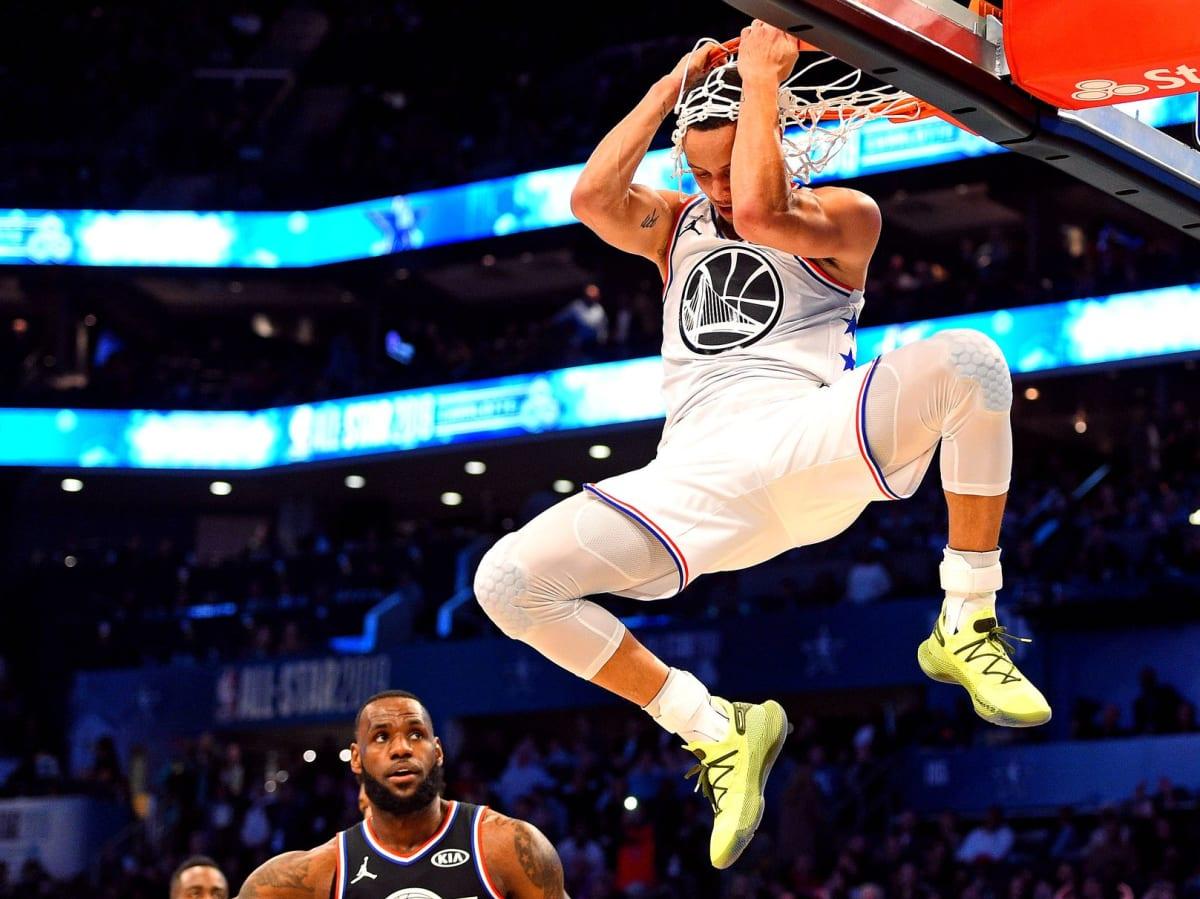 Video Steph Curry Throws Down Windmill Dunk Inside The Warriors