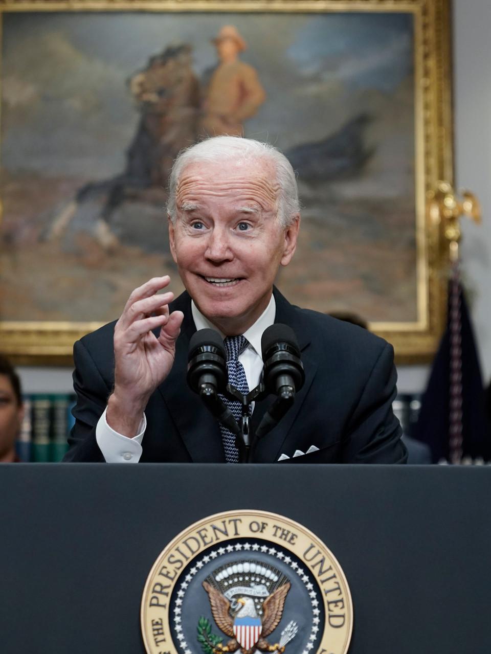 Long awkward pause from Biden during interview raises concerns