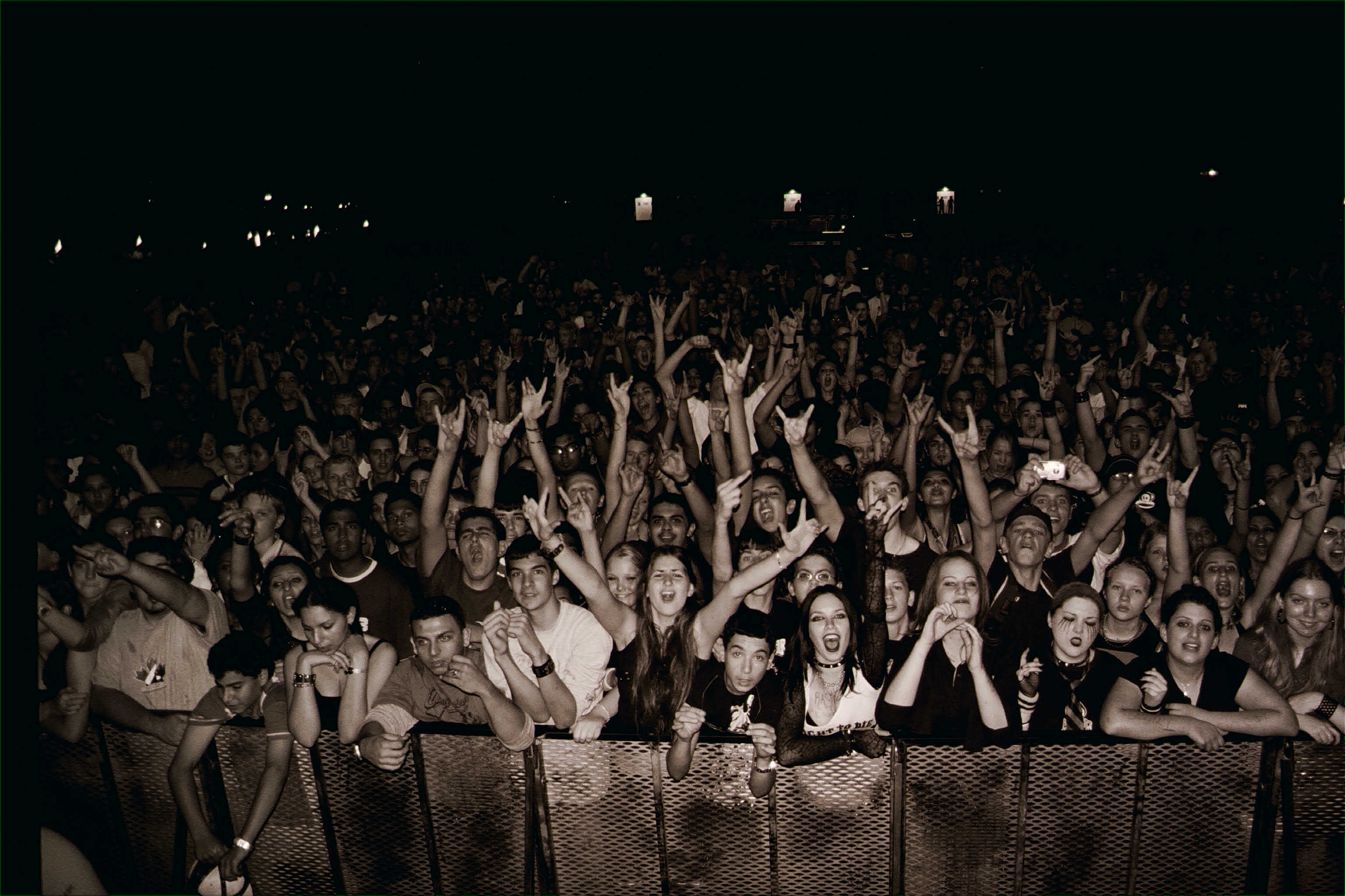 Desert Rock Crowd By Blodoffer