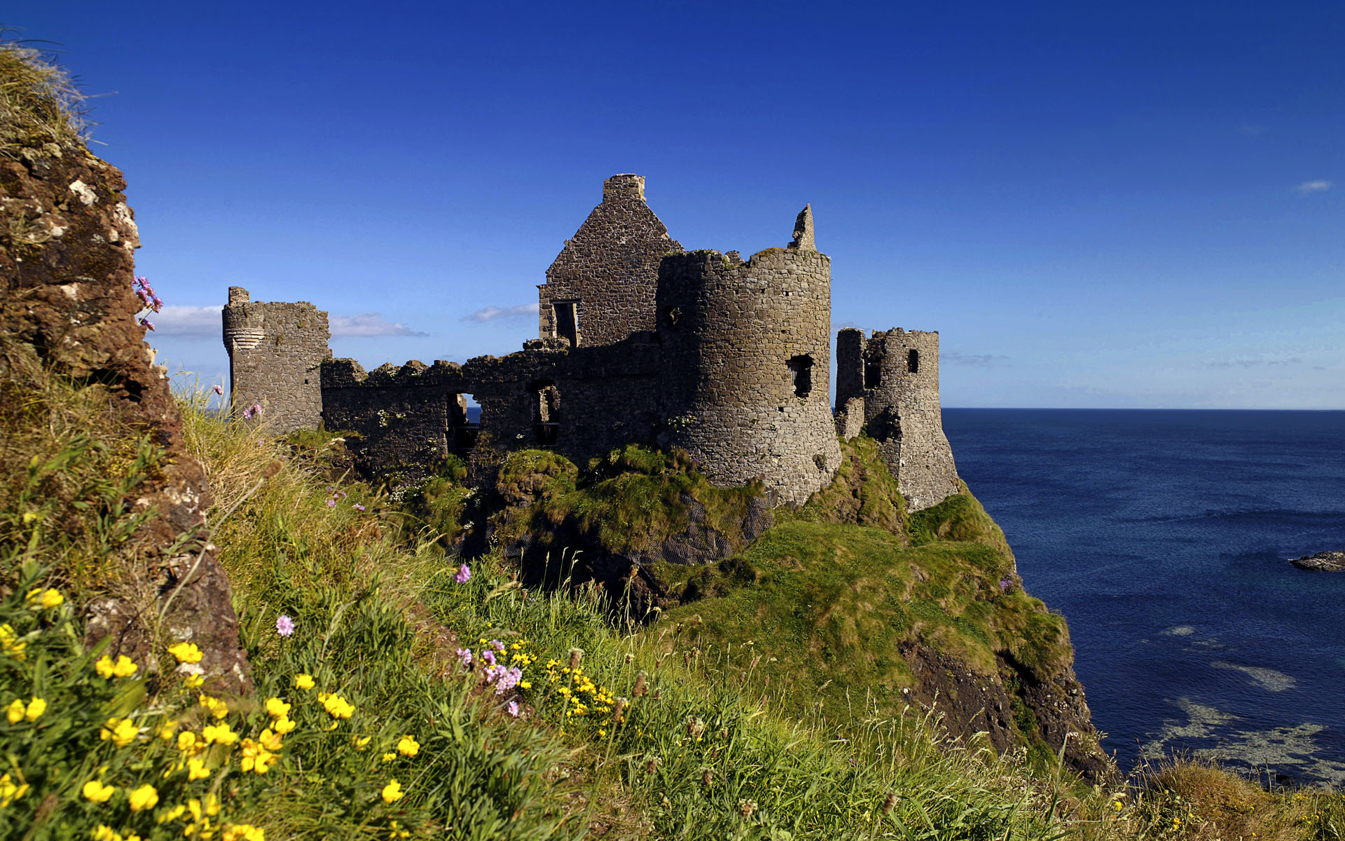 Bức ảnh về lâu đài Dunluce Antrim Bắc Ireland này có lẽ sẽ khiến bạn ngạc nhiên! Mặc dù đã đổ nát và bị phá hủy, lâu đài vẫn giữ được sức hấp dẫn của mình. Hãy thưởng thức cảnh quan tuyệt đẹp của bức ảnh và khám phá về lịch sử và văn hóa độc đáo của Vương quốc Anh.