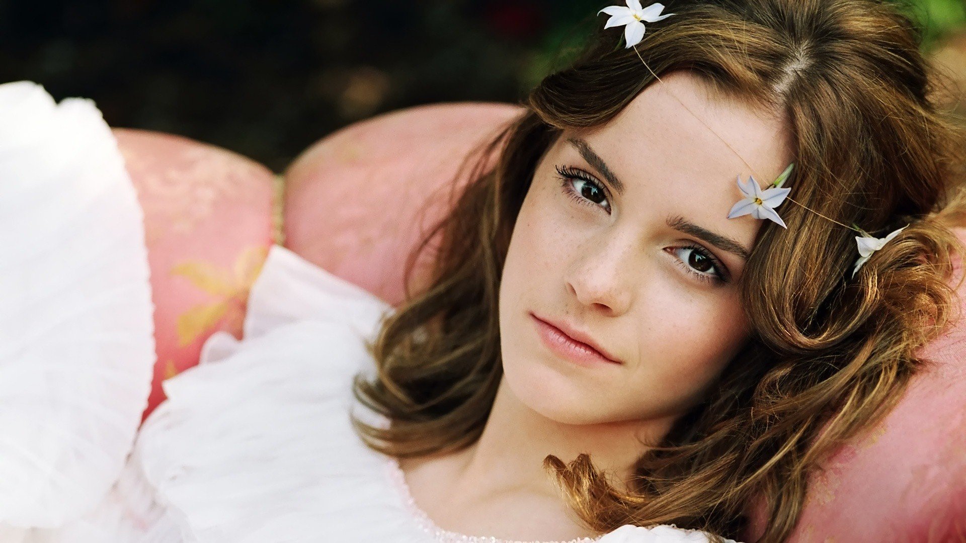 Cute Hollywood Actress Emma Watson Hd Wallpaper