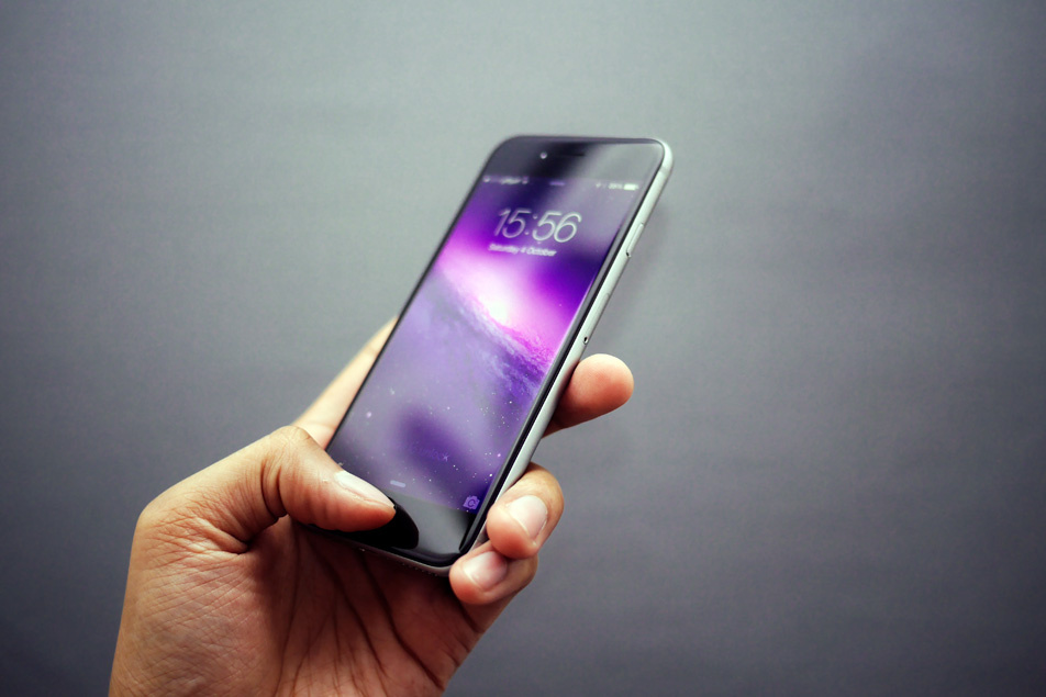 These Crazy Wallpaper Make Your iPhone Screen Sparkle When You