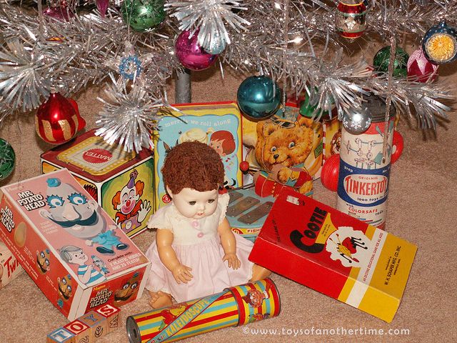  christmas tree with vintage toys by Toys of Another Time via Flickr