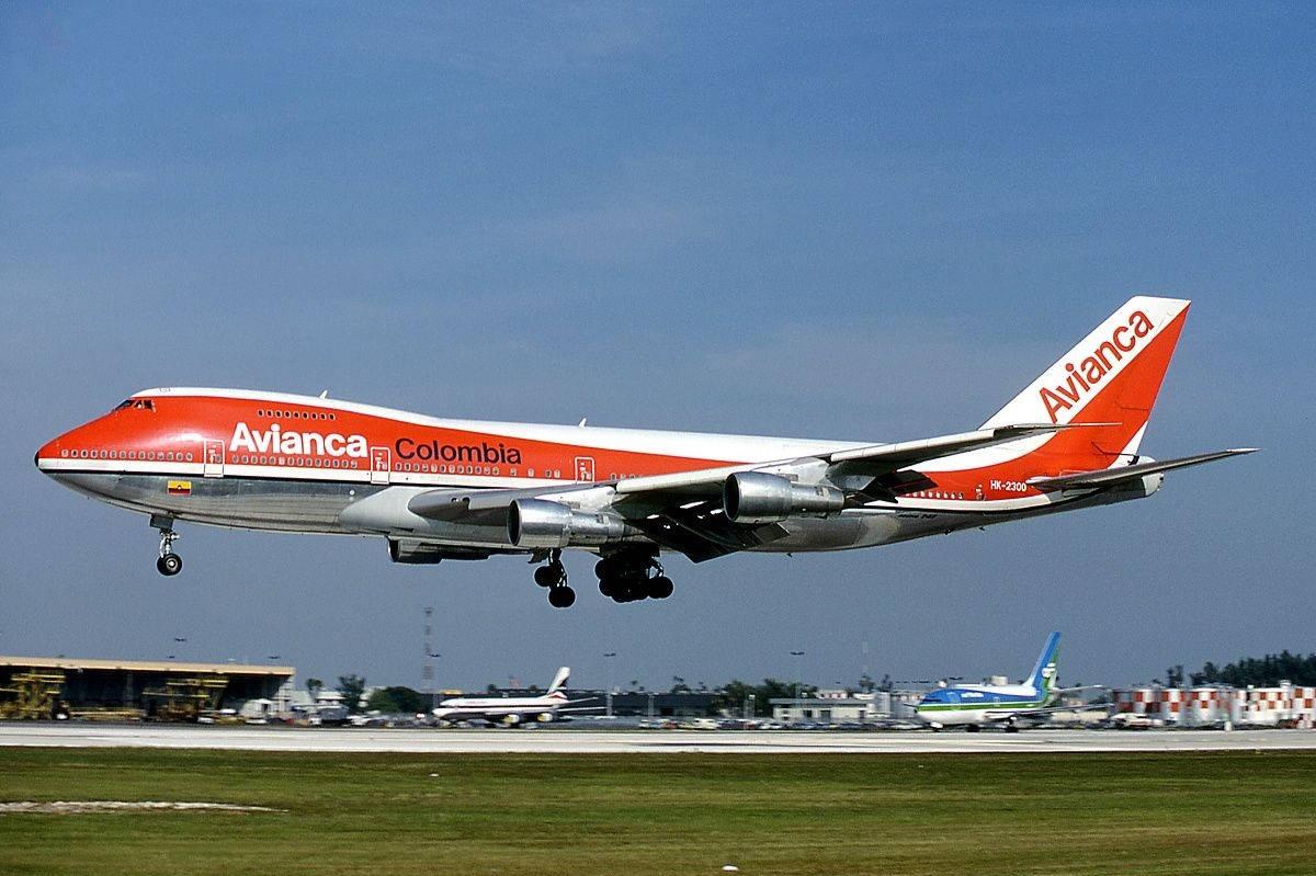 Avianca Boeing 259bm Landing At Miami International