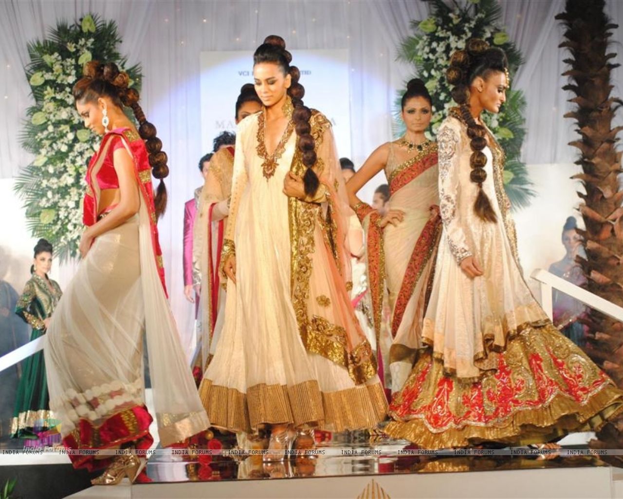 Wallpaper Model Walks For Fashion Designer Manish Malhotra At Aamby