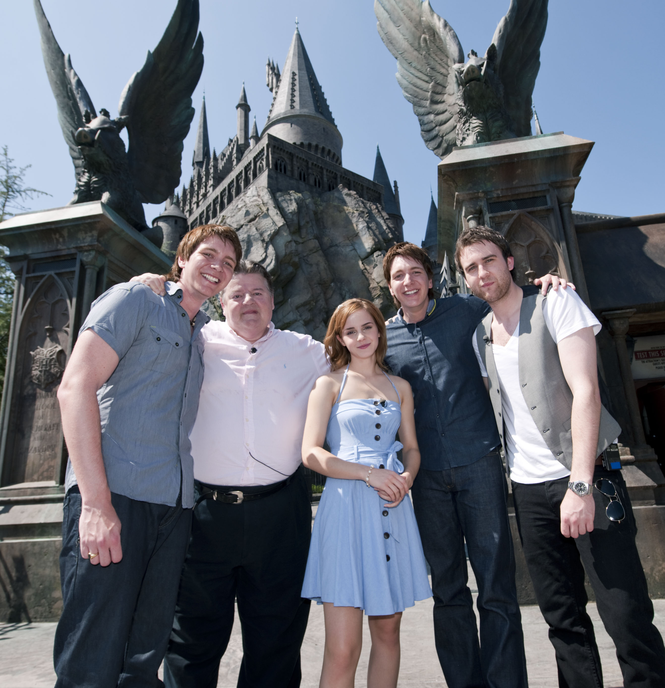 Harry Potter Cast Visits Hogwarts Castle Wallpaper Click Picture For
