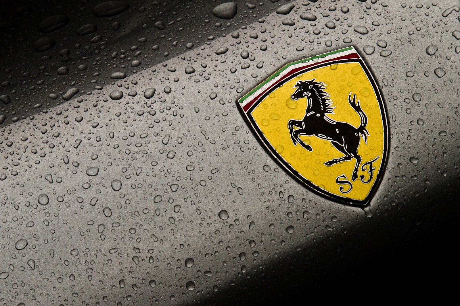  achtergrond met gele Ferrari logo HD Ferrari wallpaper foto 1600x1067