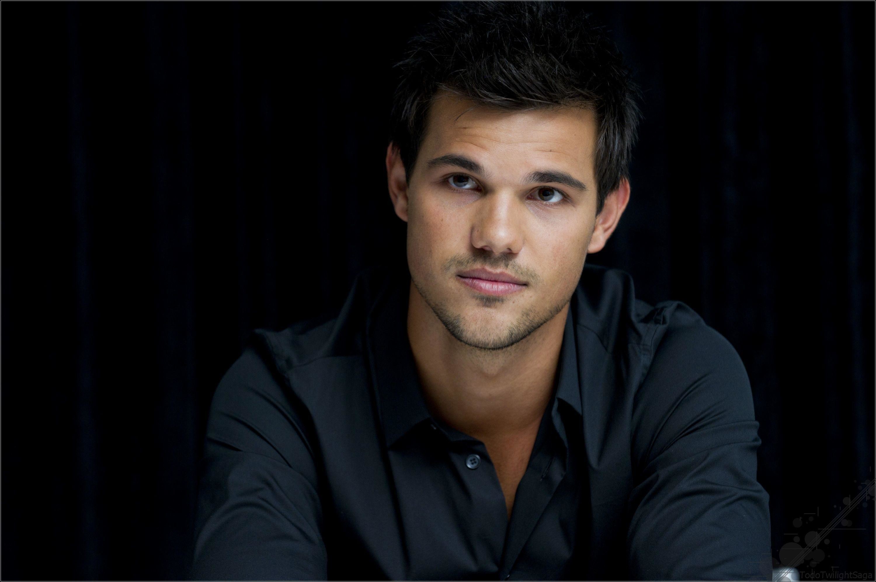 Taylor Lautner Shirtless Wallpaper Image