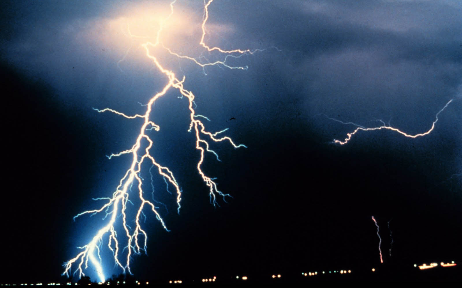 Lightning Wallpaper Desktop