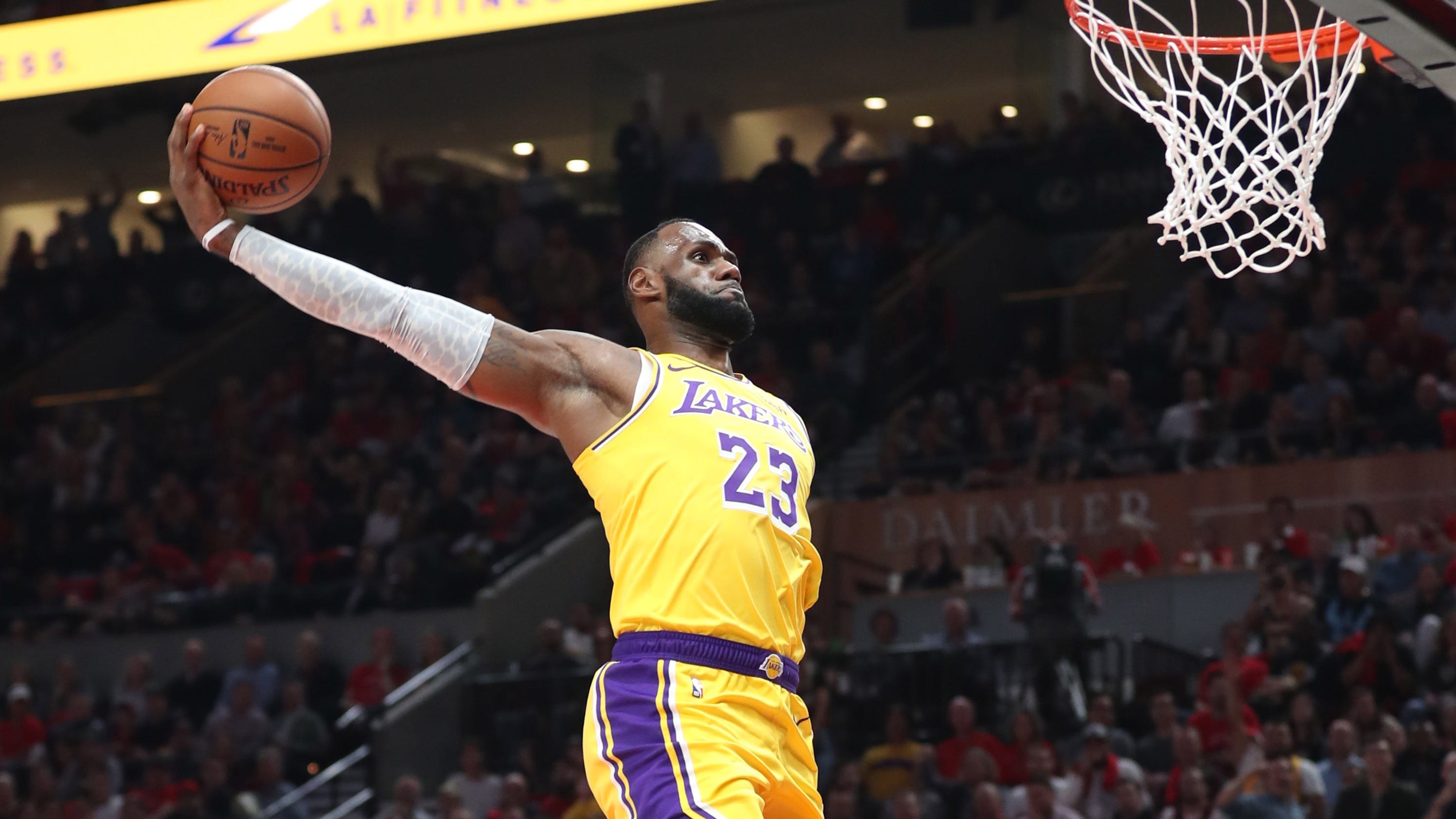 Lebron James Lakers Debut Features Dunks Highlights Team S Weakness