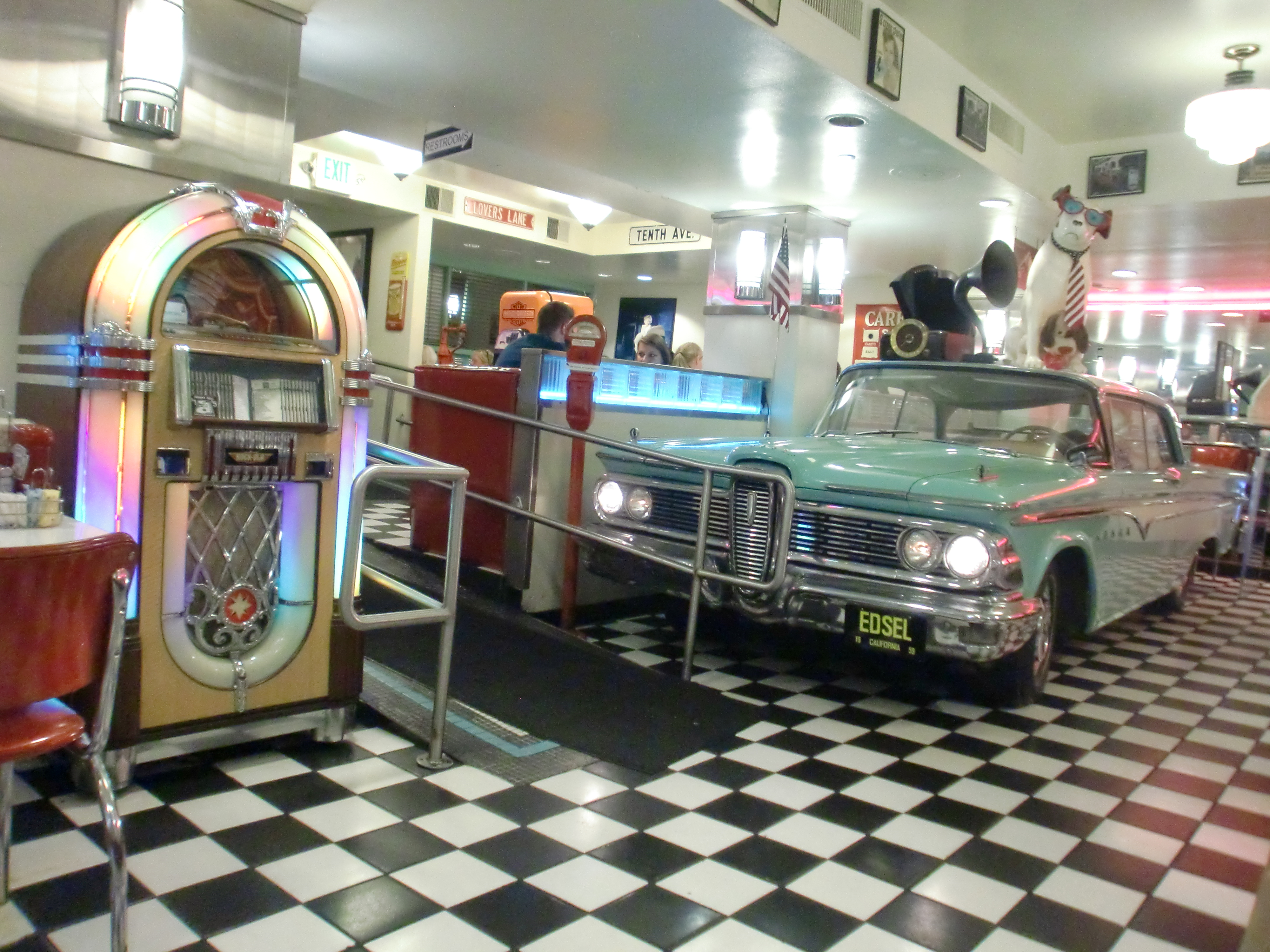 Ambitiously Decorated American Diner Cetac