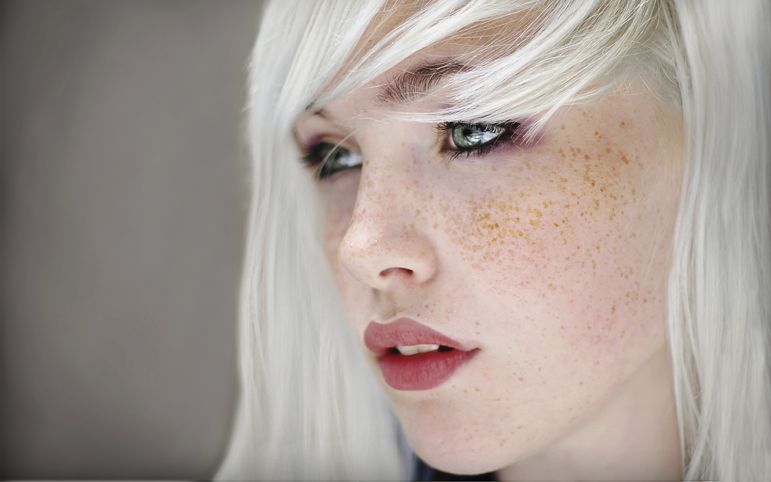 Blonde With Freckles Wallpaper