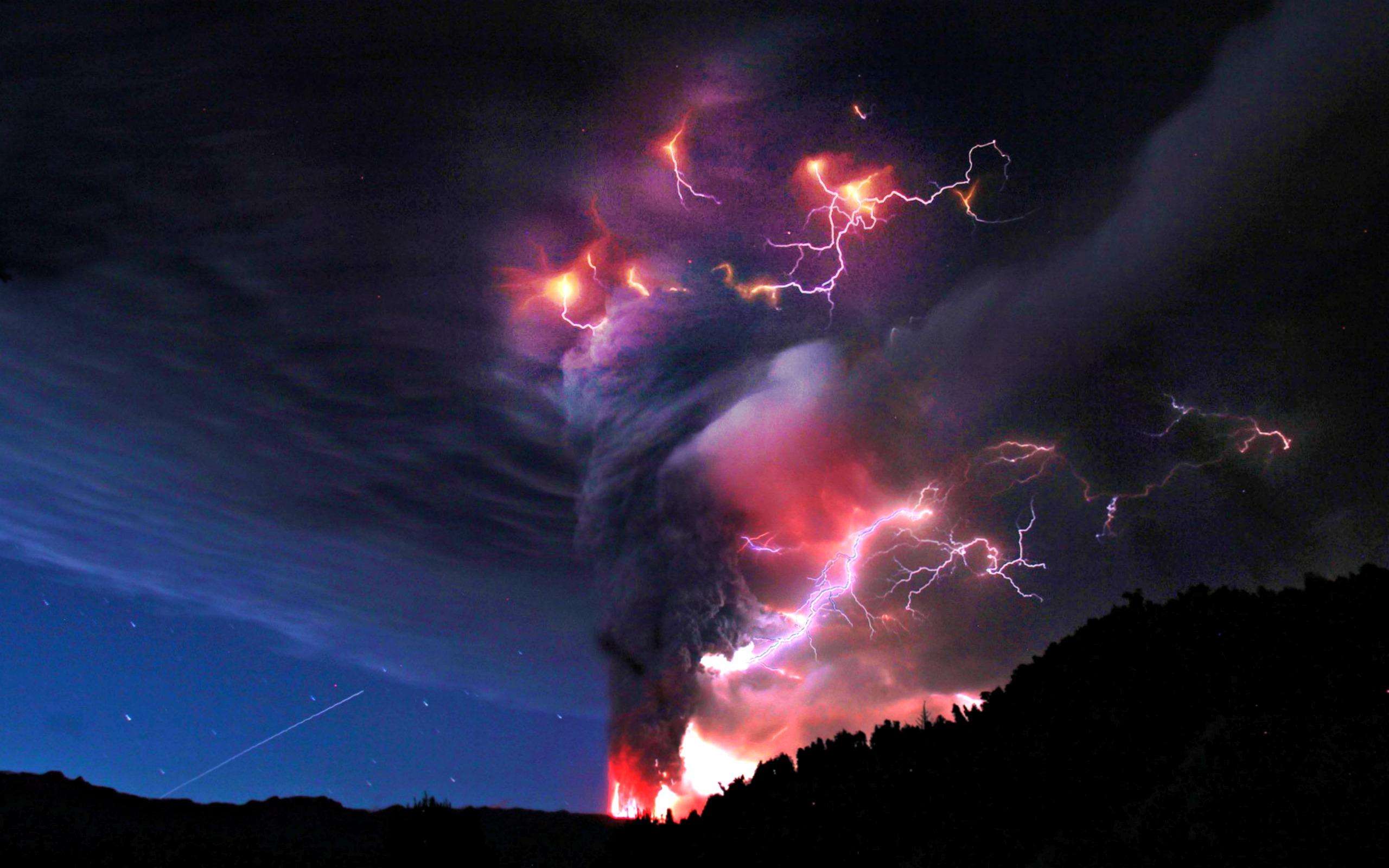 Volcanic Lightning Wallpaper