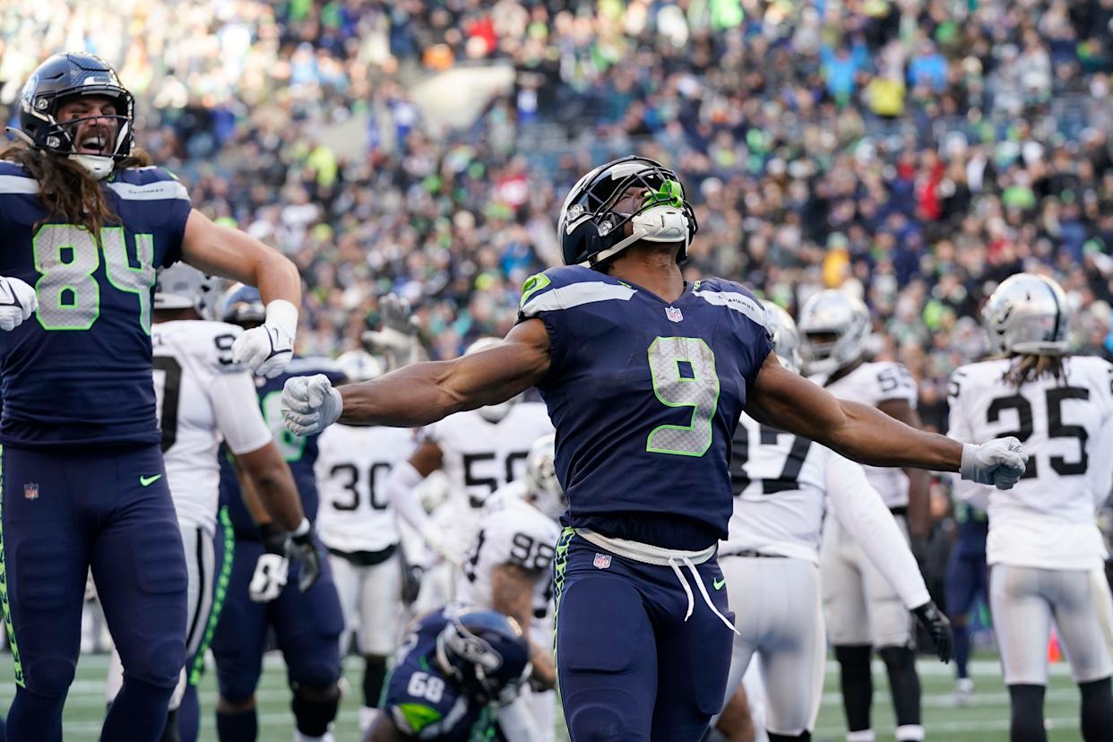 Kenneth Walker Iii Engages Beast Mode Carries Multiple Raiders Into Wallpaper