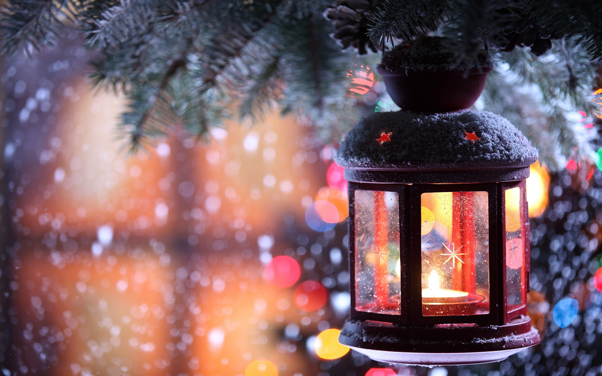 Desktop Wallpaper Of Christmas Lantern Light On Snow