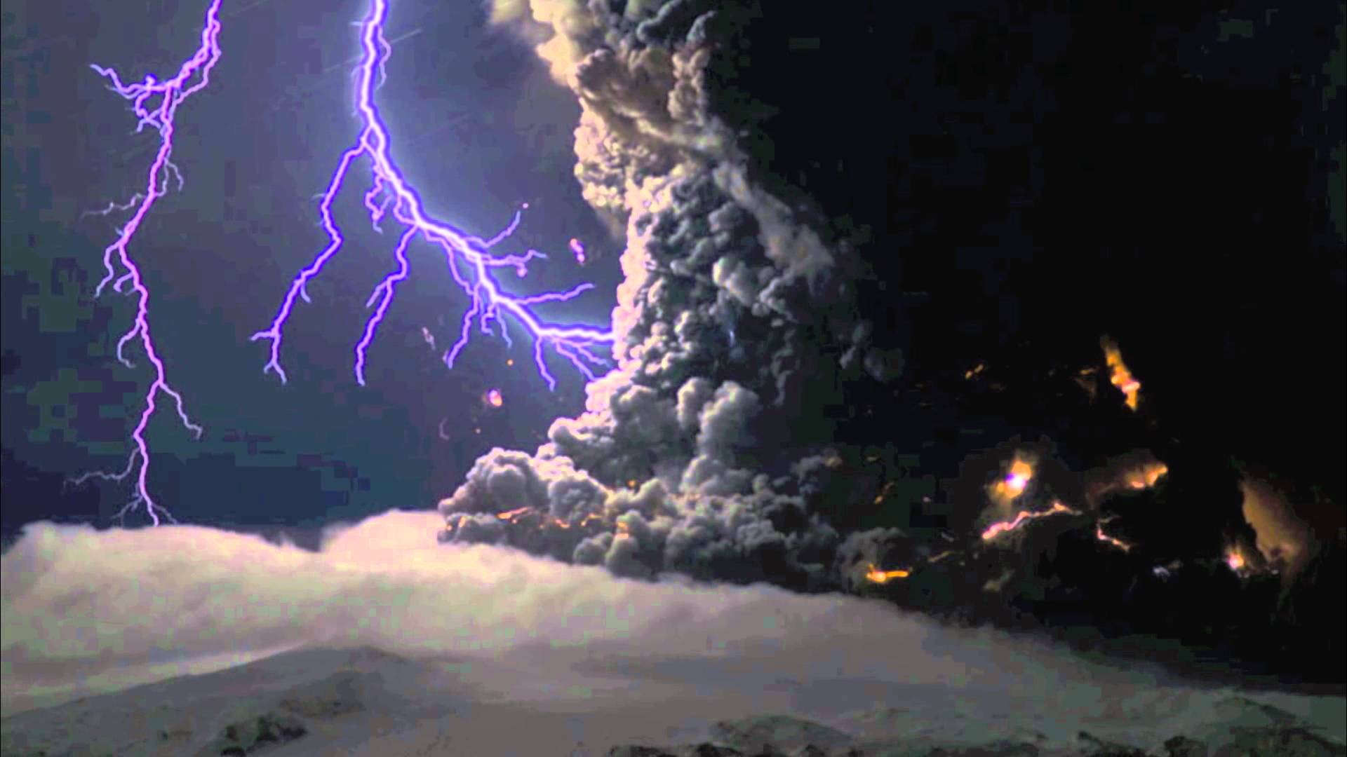 Displaying Image For Volcano Eruption Lightning