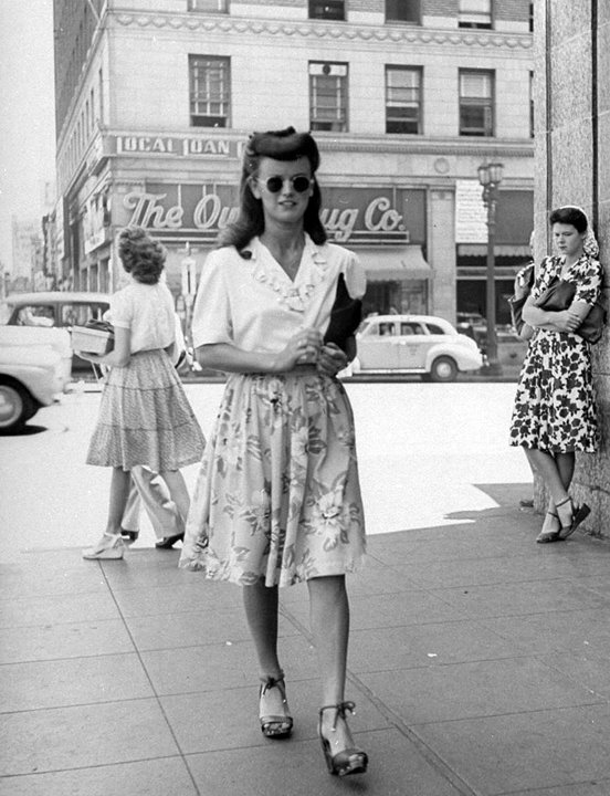  1940s street style shot Check the background too Theres some