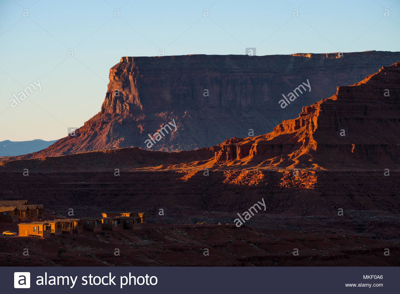 Premium Cabins Overlooking Monument Valley With Sentinel Mesa In