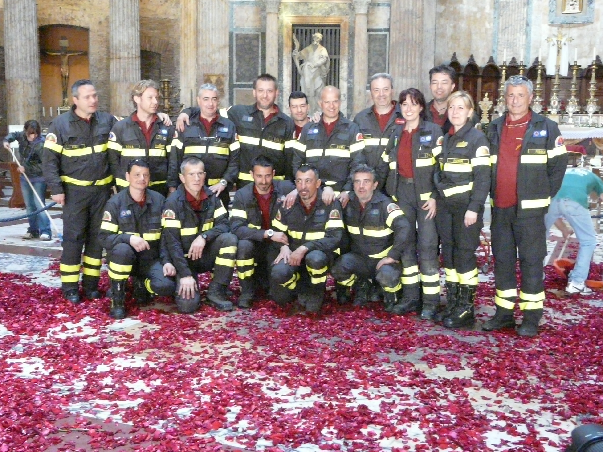 Pentecost Charismatics And Red Rose Petals At The Pantheon Pope