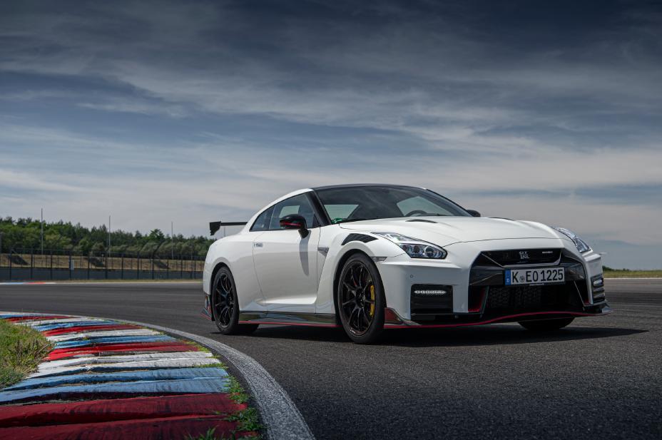  Nissan GT R NISMO put to the test