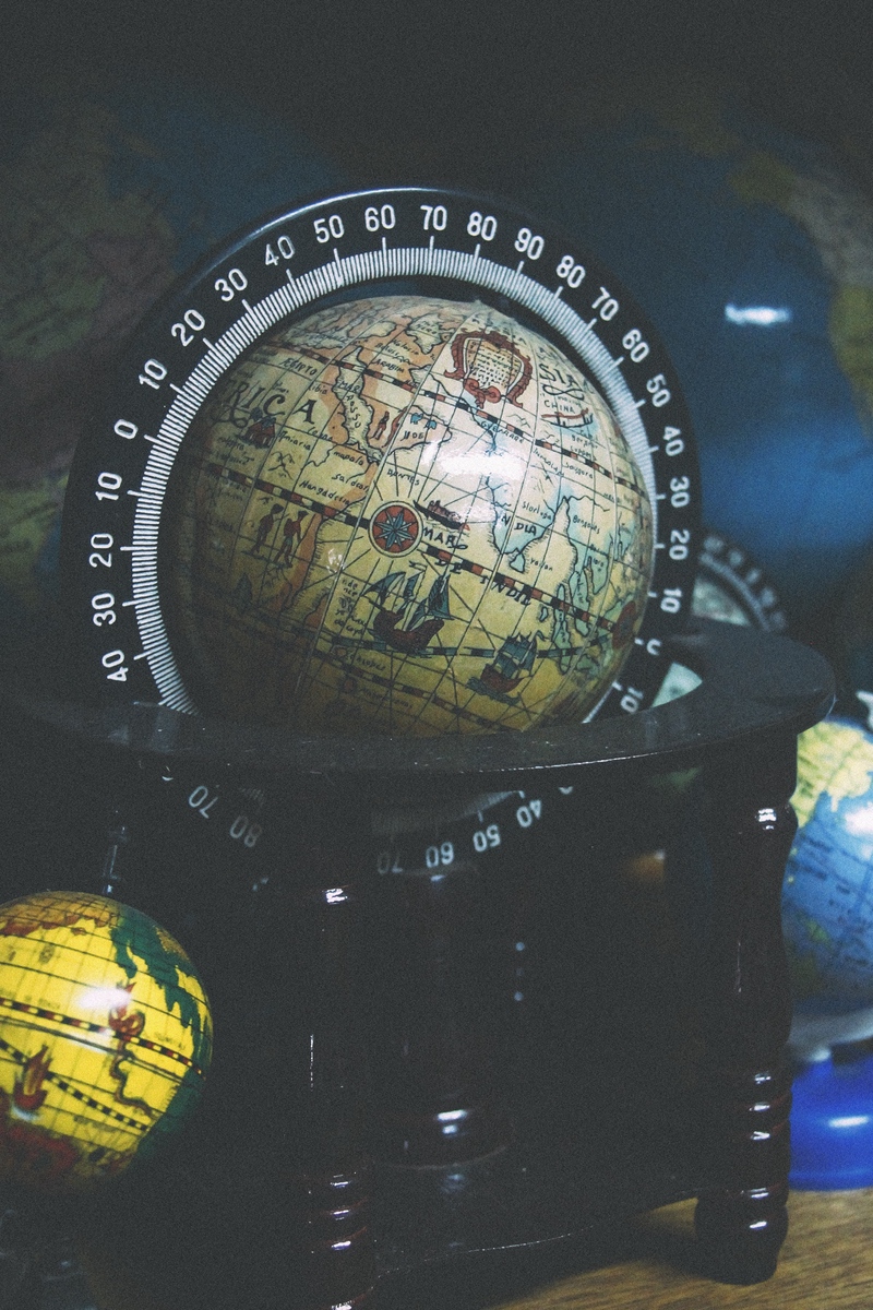 Wallpaper Globes Geography Shelf iPhone 4s