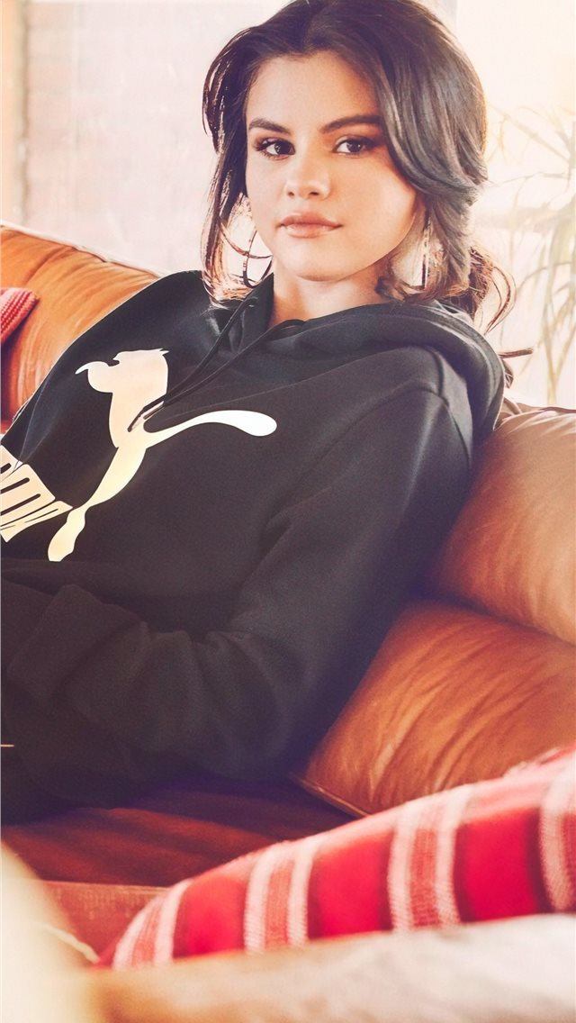 Selena Gomez iPhone Wallpaper