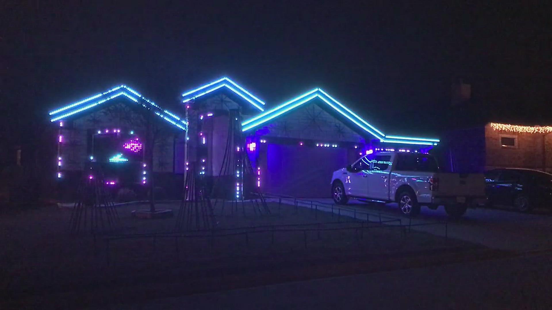 Watch Texas Home Tunes Christmas Lights To Britney Spears