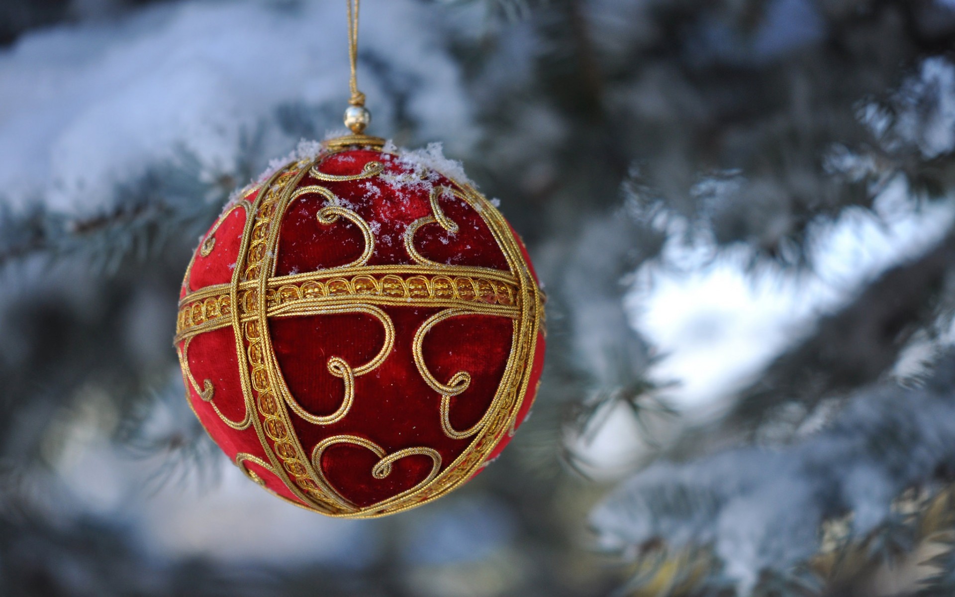 Traditional Christmas Ball Decoration Desktop Wallpaper