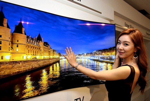 Lg S New Wallpaper Tv Is Thin As A Credit Card And Can Literally Curve