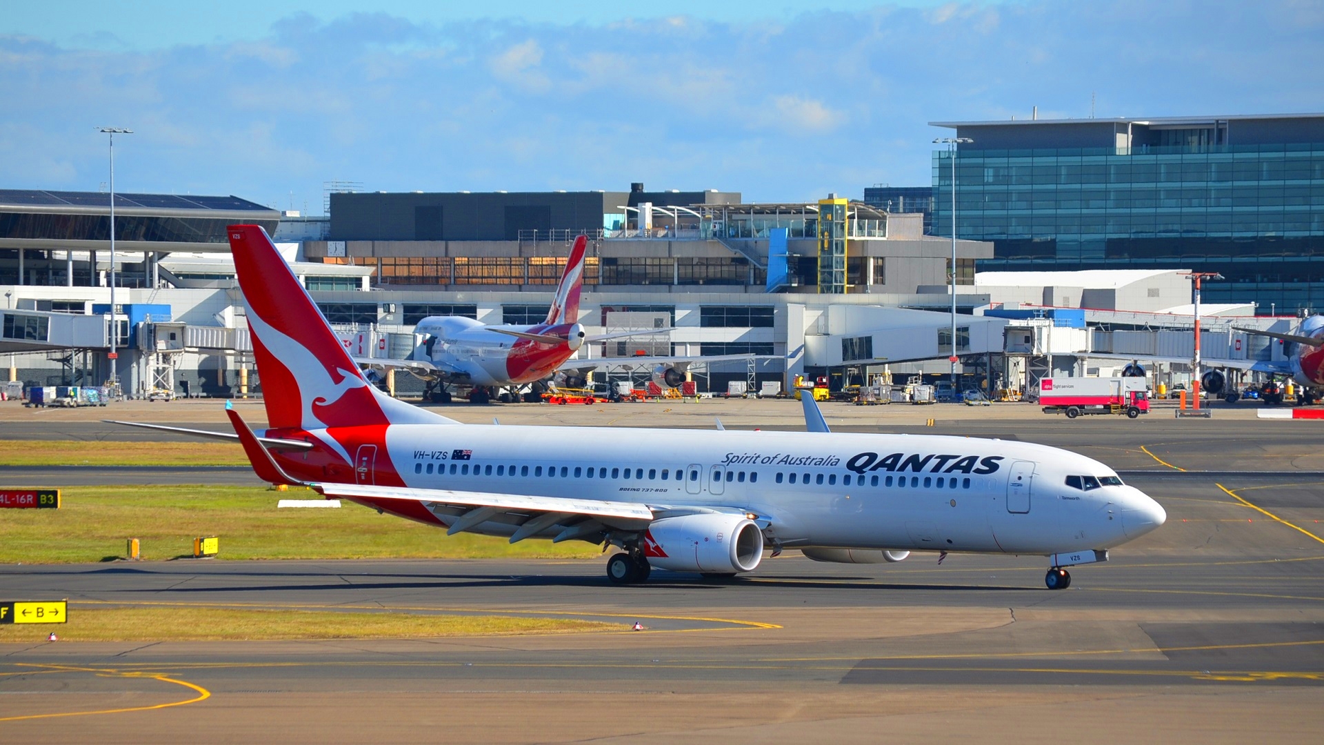 Vh Vzs Boeing Qantas At Sydney Airport HD Wallpaper
