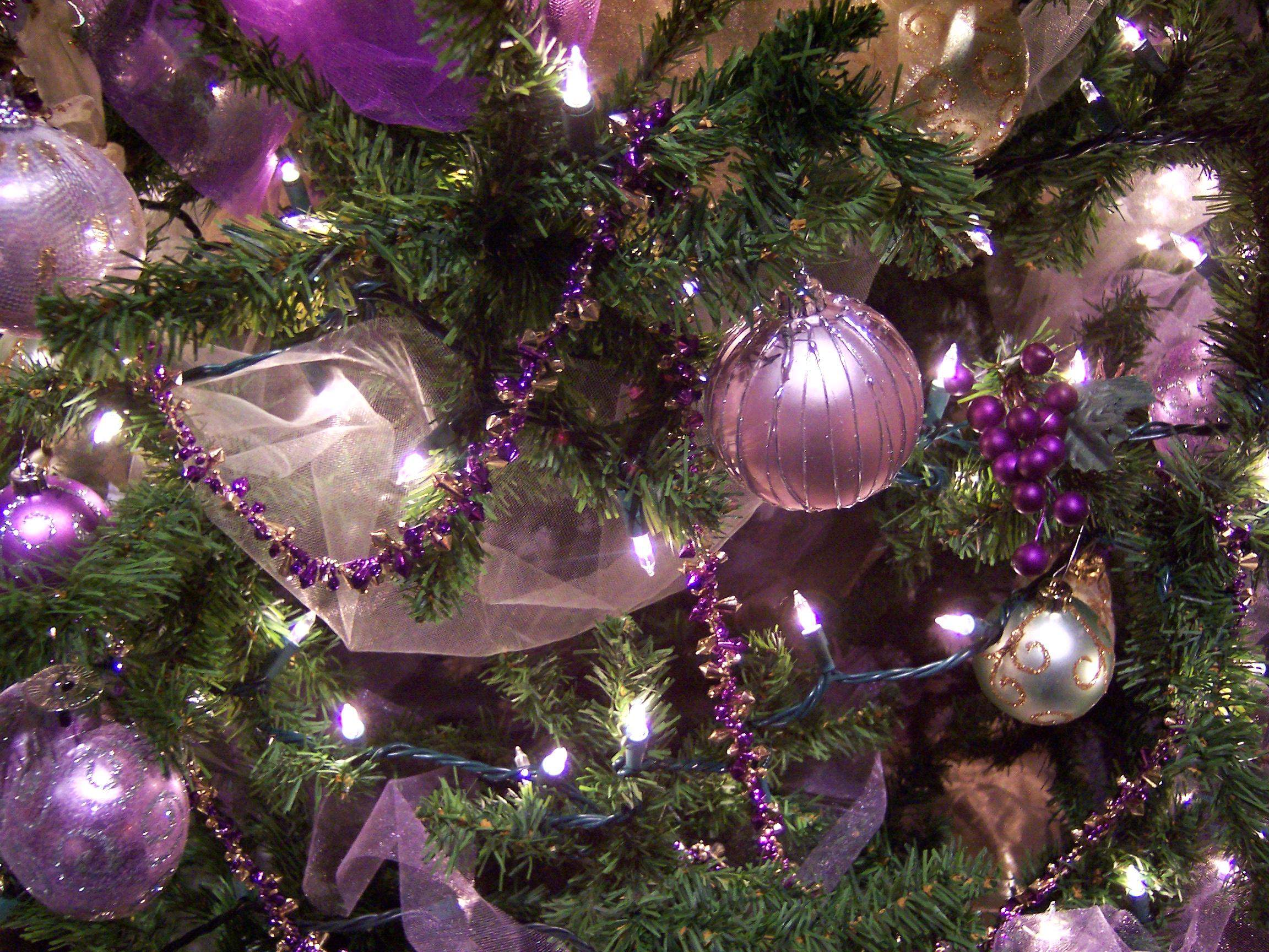 Украшения елки шариками. Фиолетовая елка. Новогодняя елка с сиреневыми шарами. Новогодняя елка в фиолетовых тонах. Новогодние шары на елке.