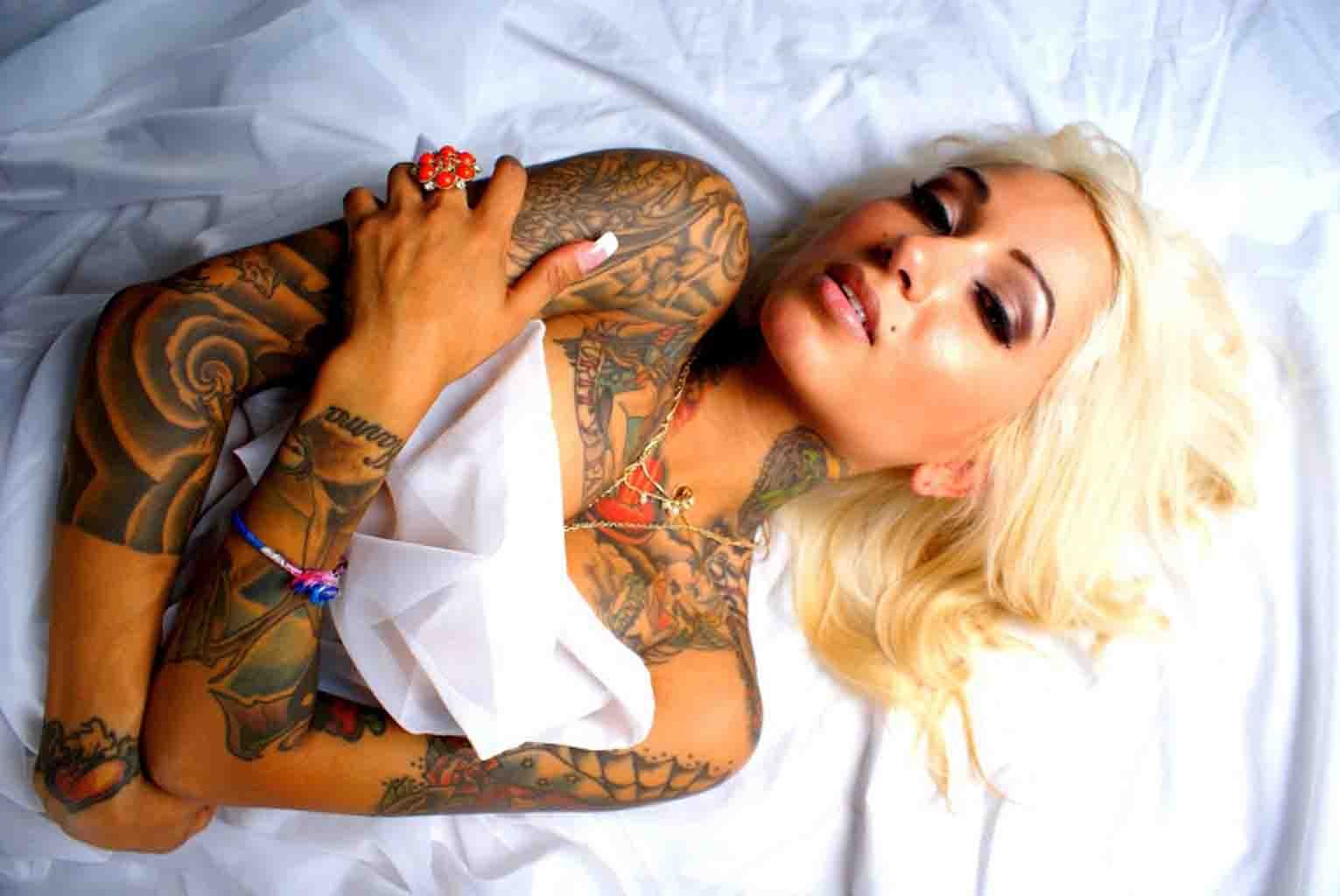Блондинка с татуировкой на руке