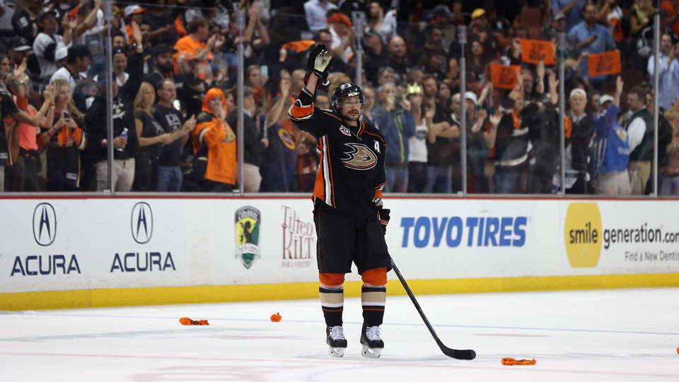 Teemu Selanne Saluting The Crowd For Very Last Time I