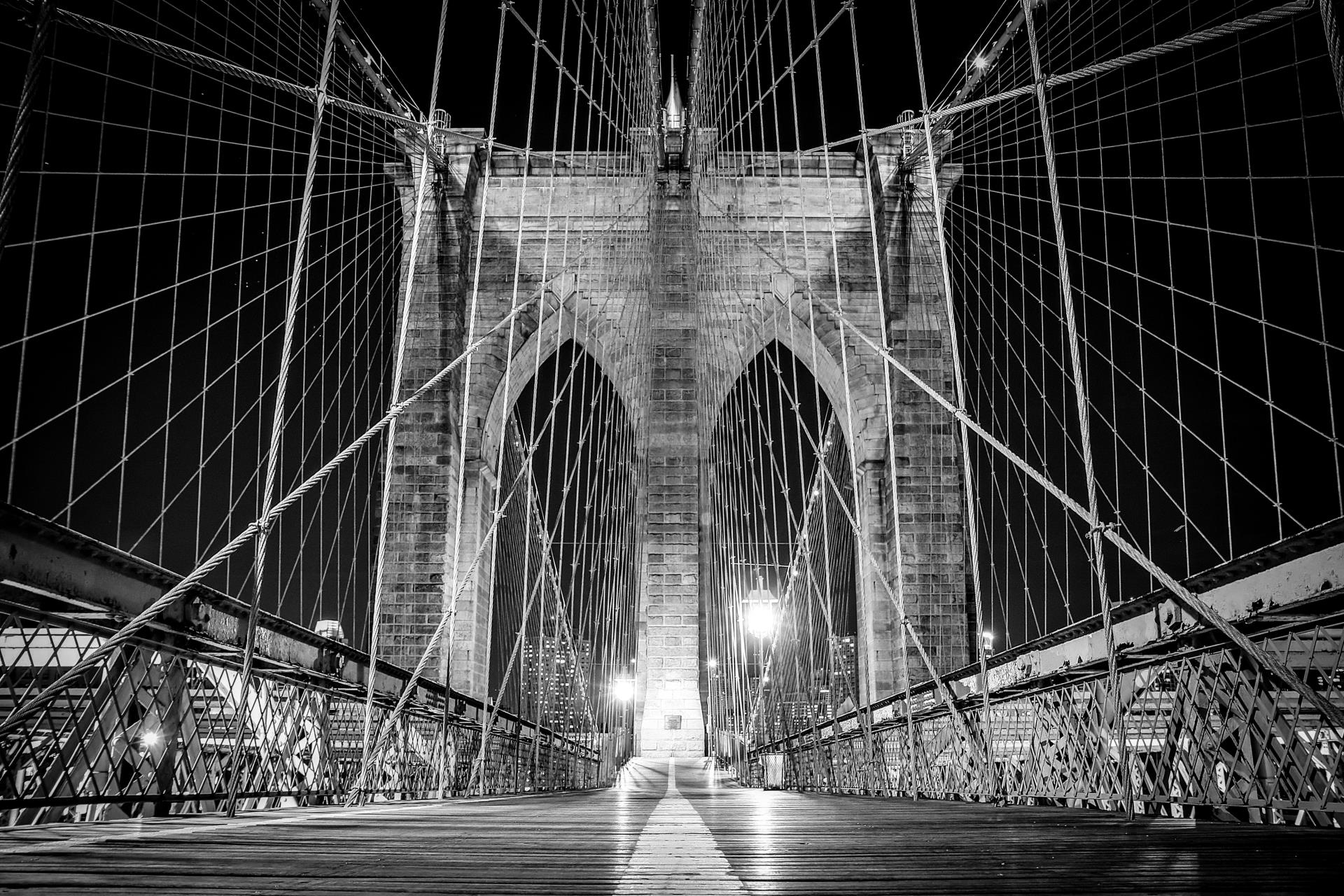 Бруклинский мост Нью-Йорк черно