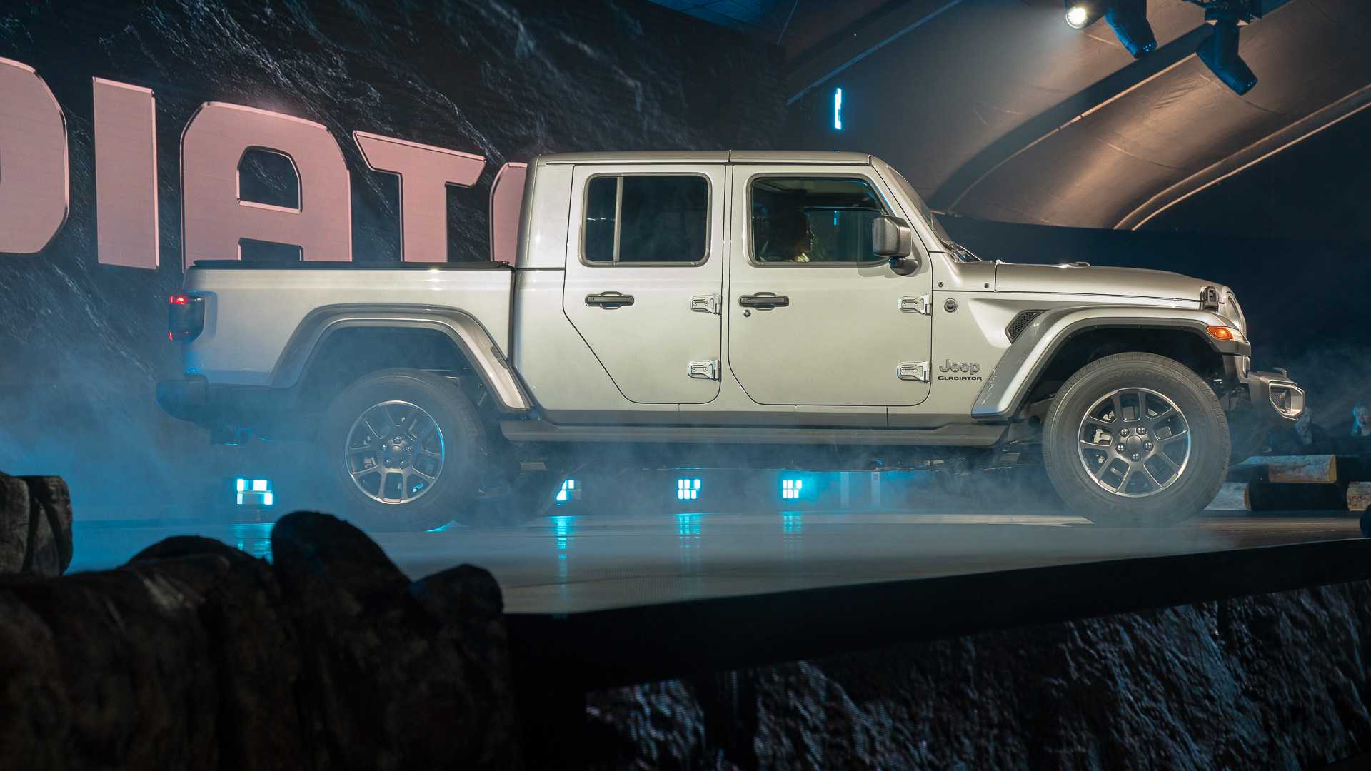 Jeep Gladiator Debuts Wrangler Truck With Off Road Chops
