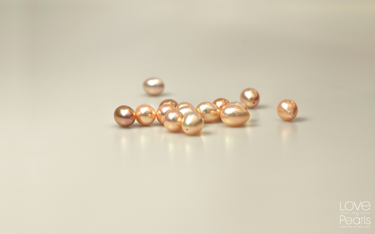 Pearl Pink Wallpaper Golden metallic pearls   an