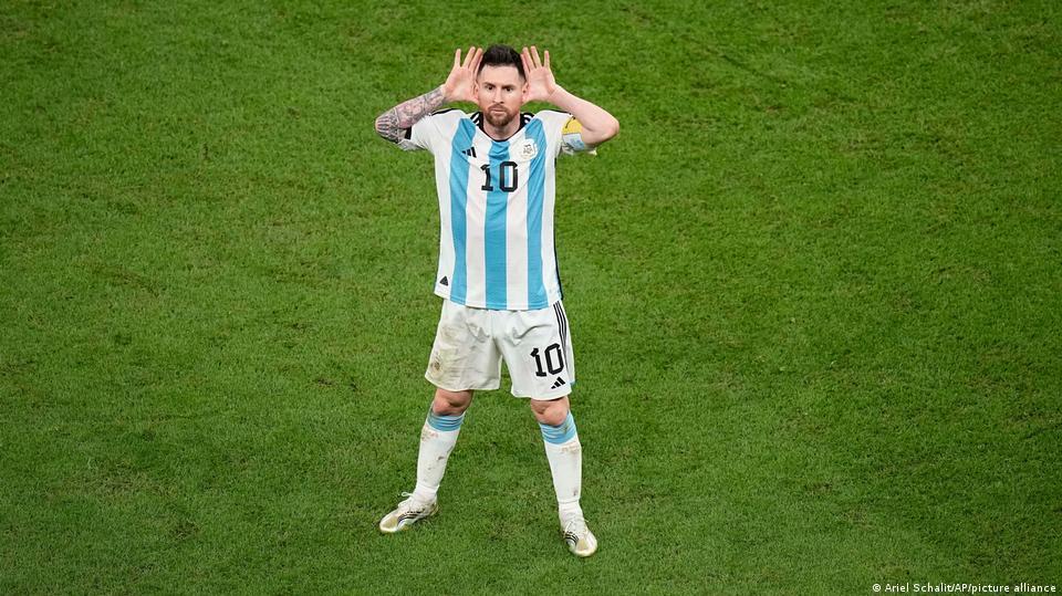 World Cup Messi Maradona Is Pushing Us From Heaven Dw