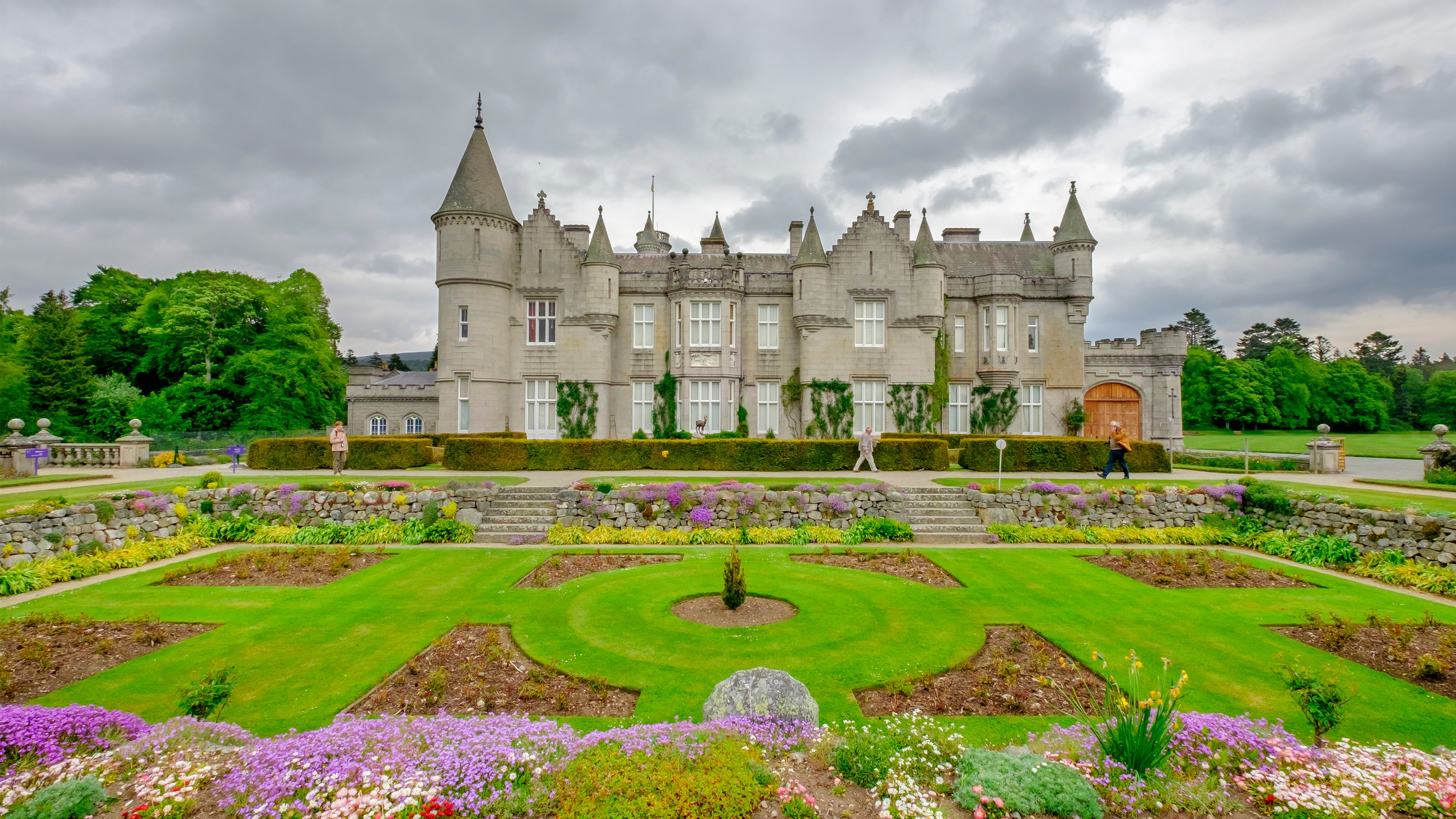 A History of Balmoral Castle Where Queen Elizabeth II Spent Her 3887x2186
