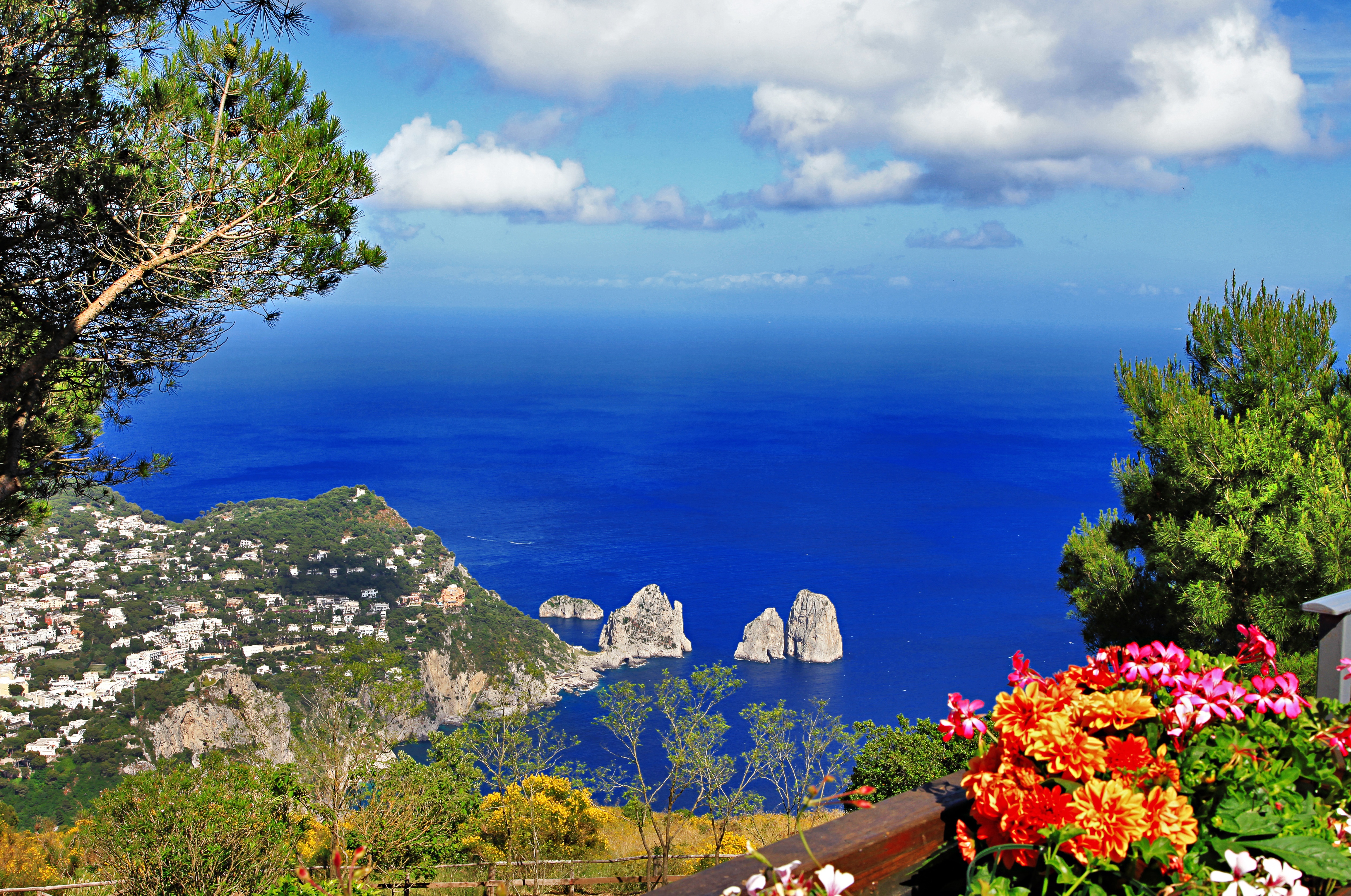 Hãy chiêm ngưỡng vẻ đẹp hoang sơ và thơ mộng của Đảo Capri Ý thông qua hình ảnh đầy màu sắc và nét đẹp tuyệt vời. Nơi đây không chỉ là điểm đến hoàn hảo cho các tín đồ du lịch mà còn là nơi lý tưởng để thư giãn và tận hưởng những khoảnh khắc yên bình.