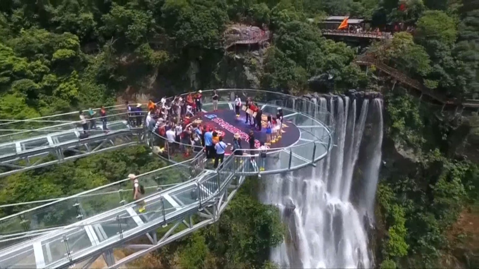 World S Largest Glass Skywalk Opens In China