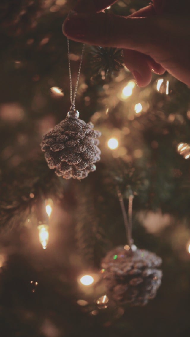 Decorating Christmas Tree Pine Cones iPhone 5 Wallpaper HD   Free