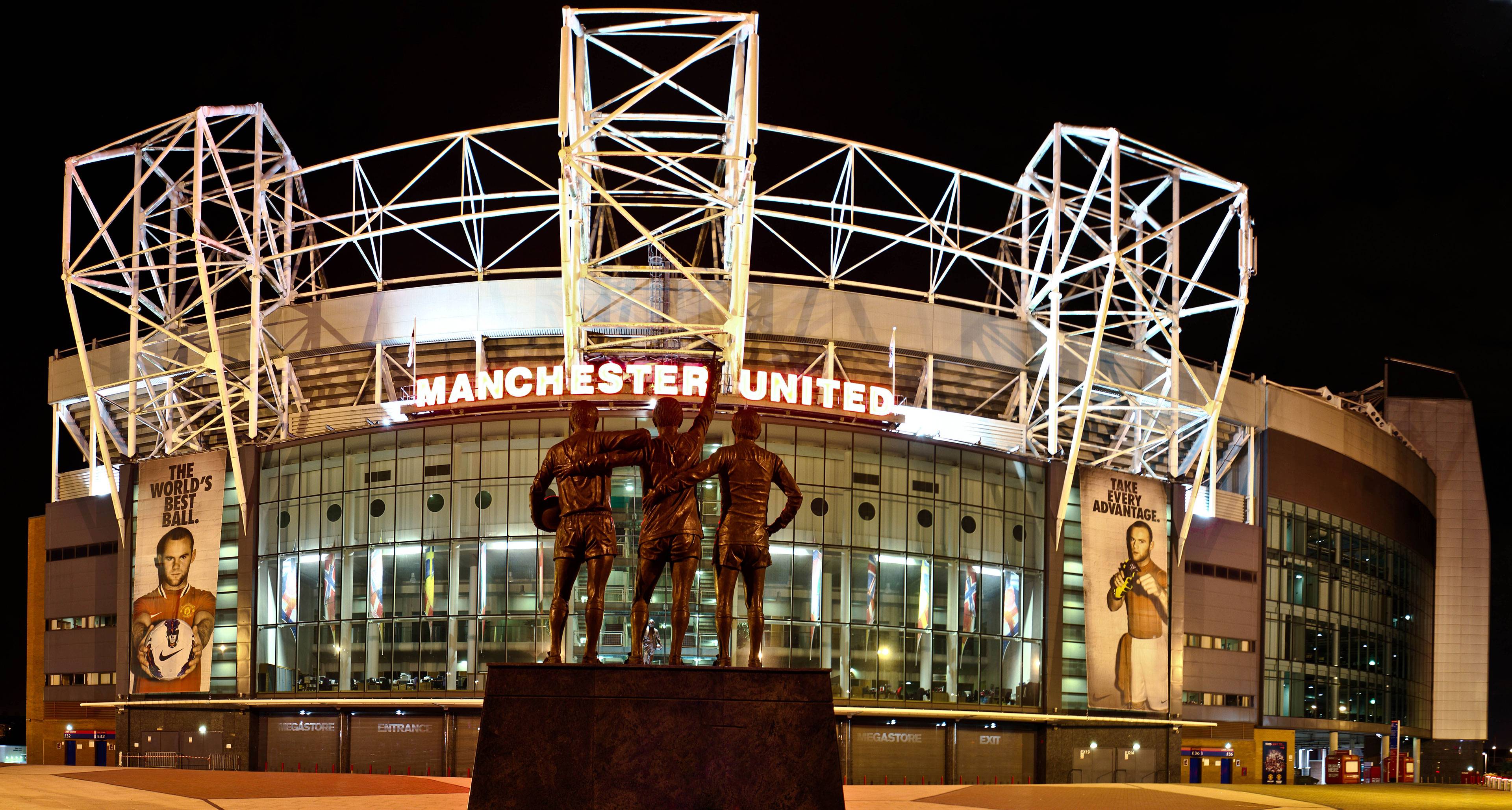 Old Trafford: A cathedral of football, the home of the legendary Manchester United. See the image of Old Trafford to appreciate the history and tradition that has made this stadium a true icon of the sport.