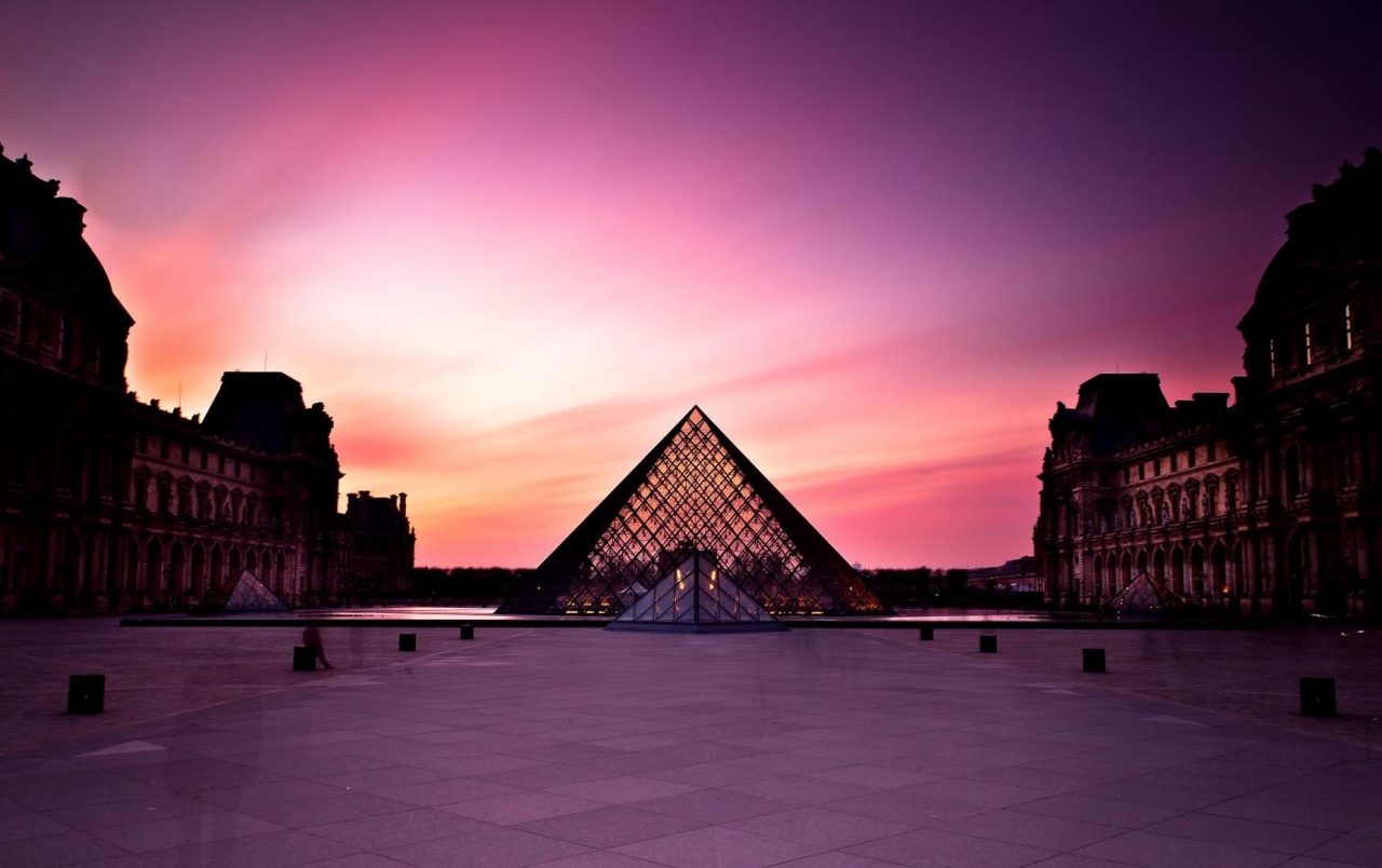 Pyramide Du Louvre Wallpaper Stock Photos