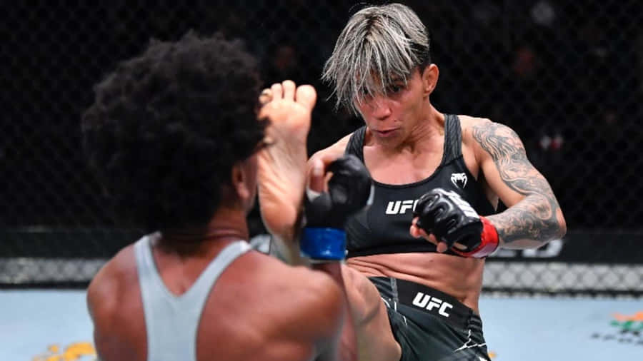 Amanda Lemos In Action Wallpaper