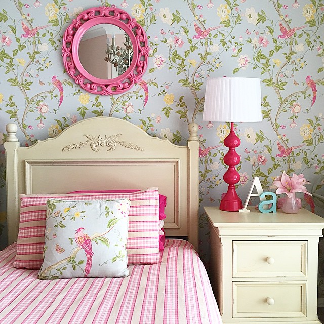 My Daughter Has A Pretty Laura Ashley Wallpaper In Her Bedroom It Is