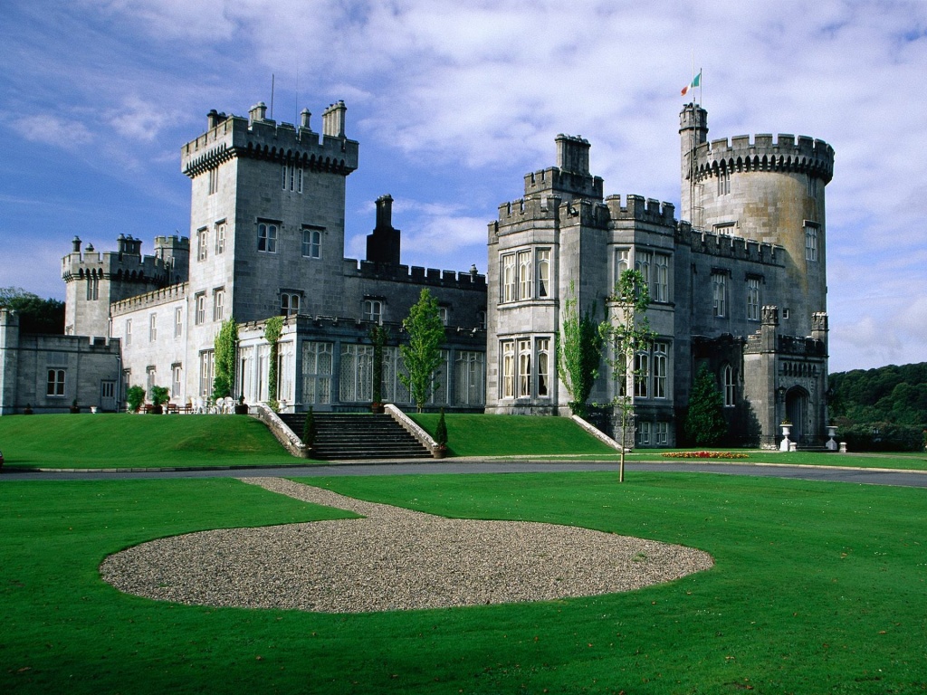 World Visits Trip to Ireland Castle and Spend Vacation