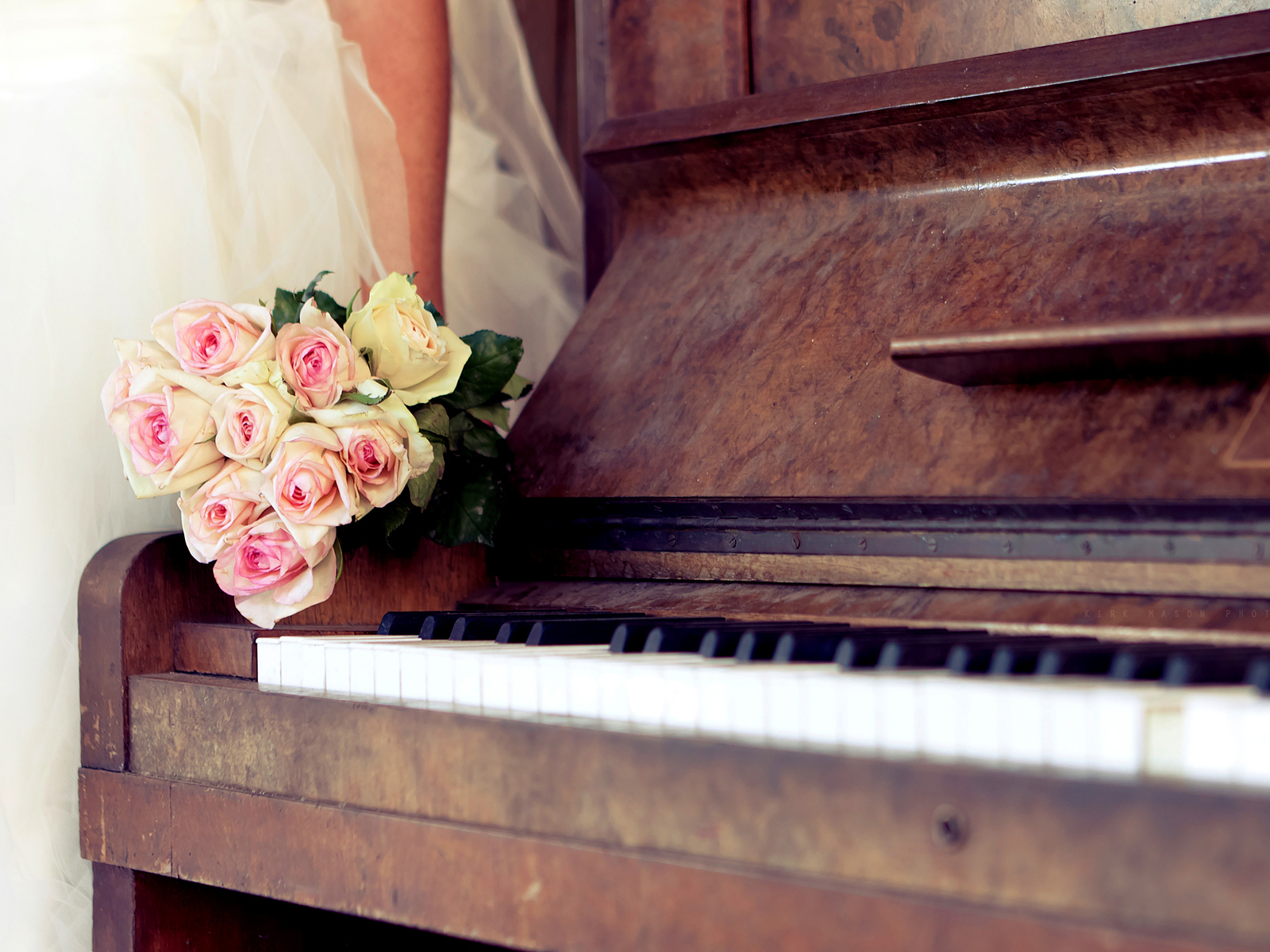 Piano And A Bouquet Of Pink Roses Holding Bride HD Desktop Wallpaper