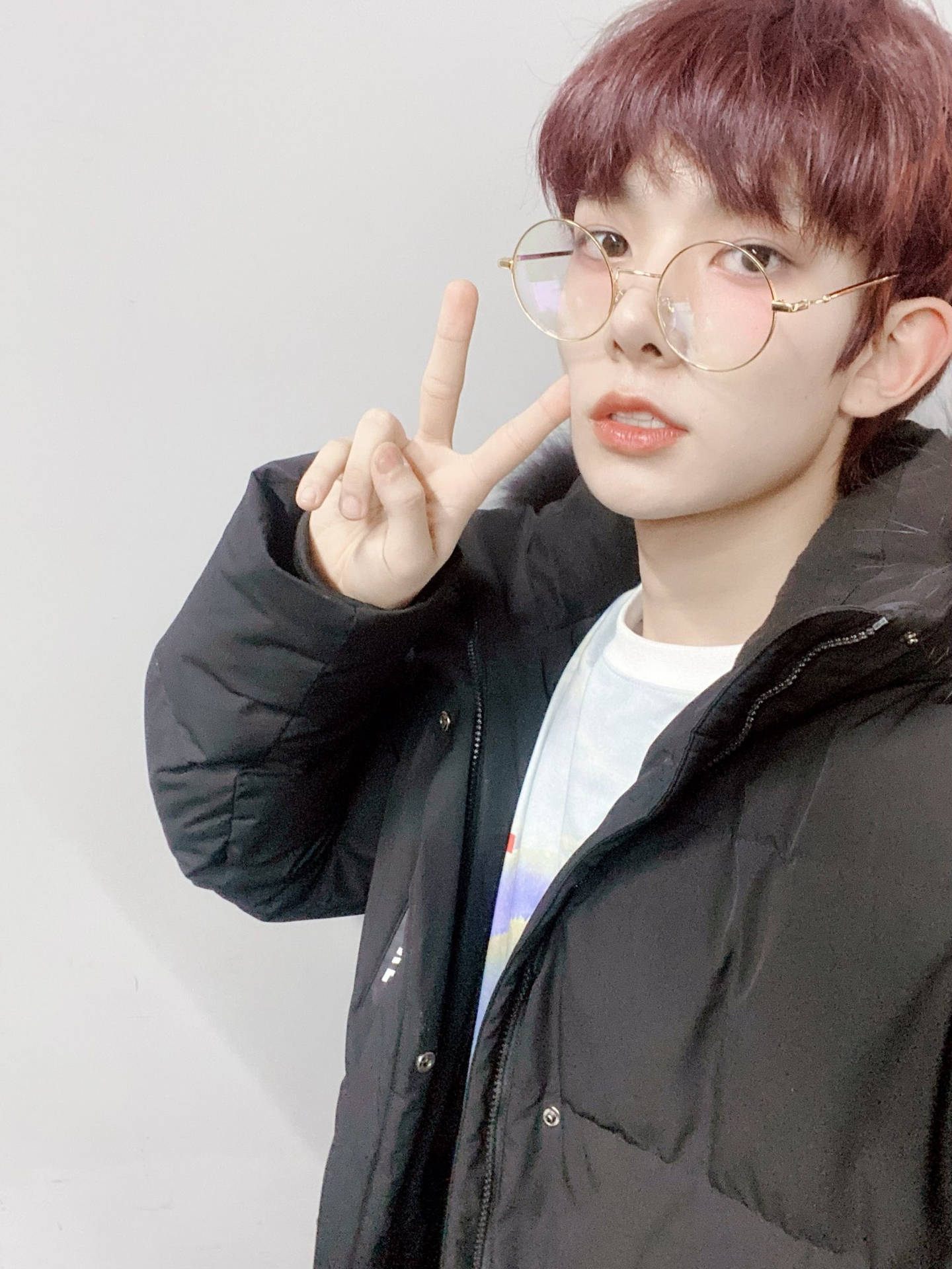 Enhypen Heeeung Doing A V Sign P65b0k0aqui59uqr Wallpaper