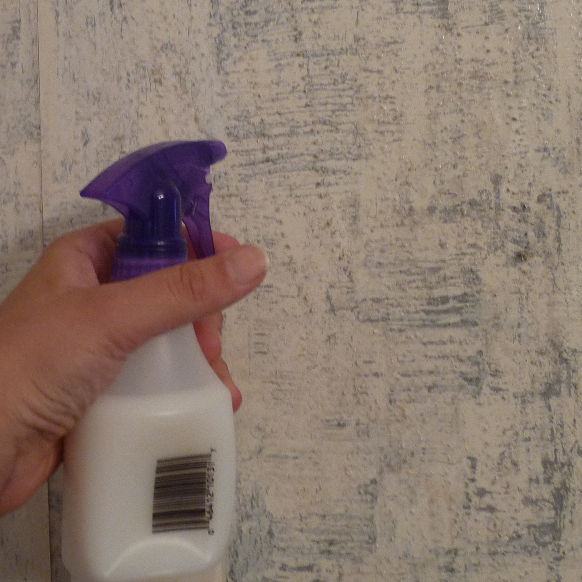 re gluing wallpaper